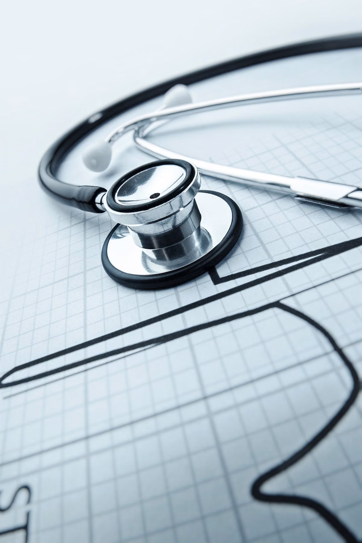 Stethoskop und EKG